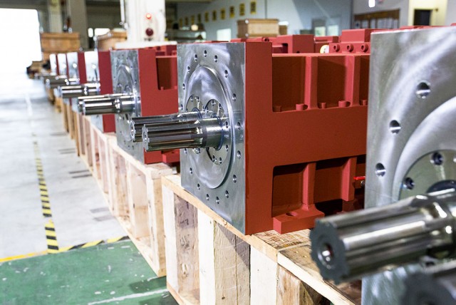 Montajı tamamlanmış twin screw redüktörlerin final kontrol / sevkiyat öncesi görünümü